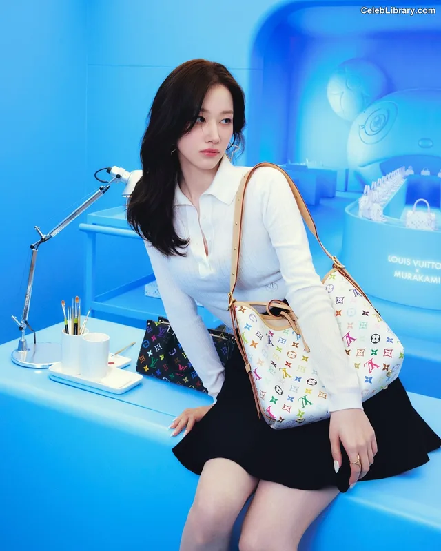 Jeon Jong-seo photo 2 of 182