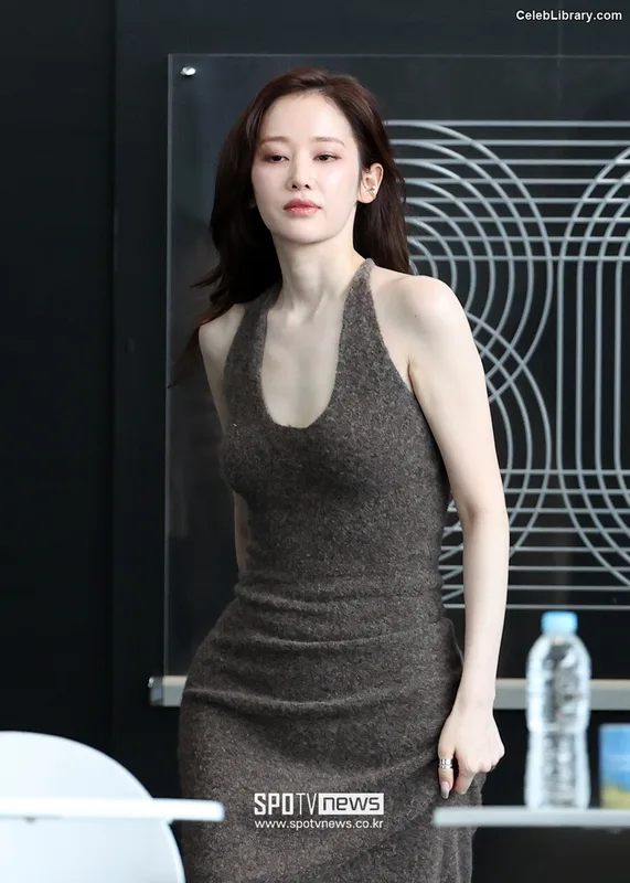 Jeon Jong-seo photo 24 of 182