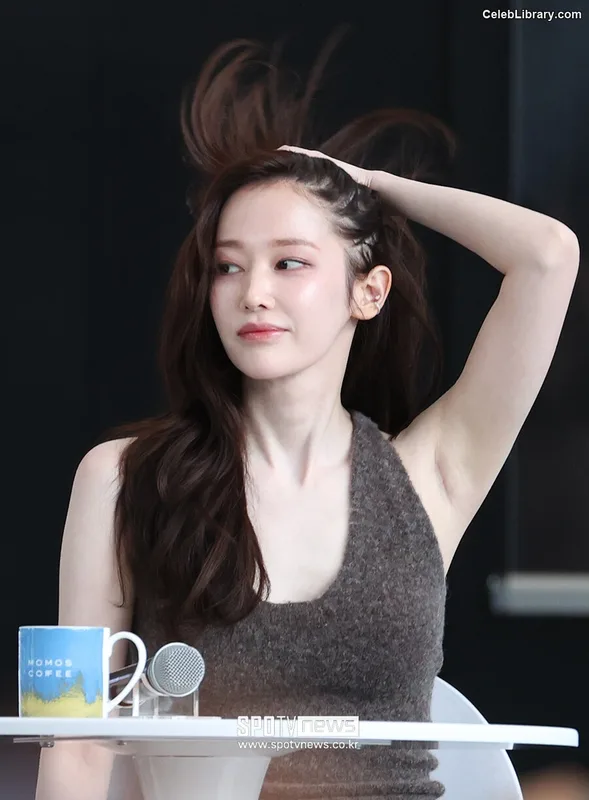 Jeon Jong-seo photo 1 of 182