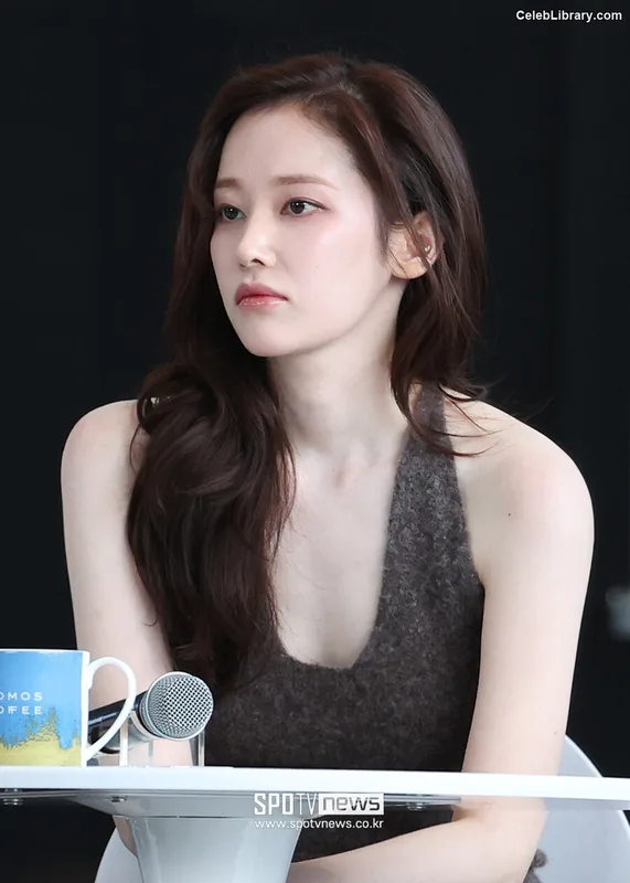 Jeon Jong-seo photo 3 of 182