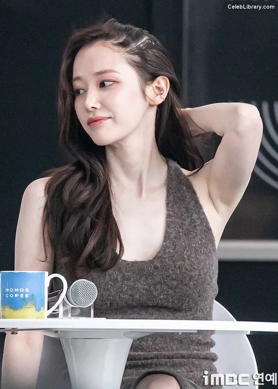 Jeon Jong-seo photo 21 of 182