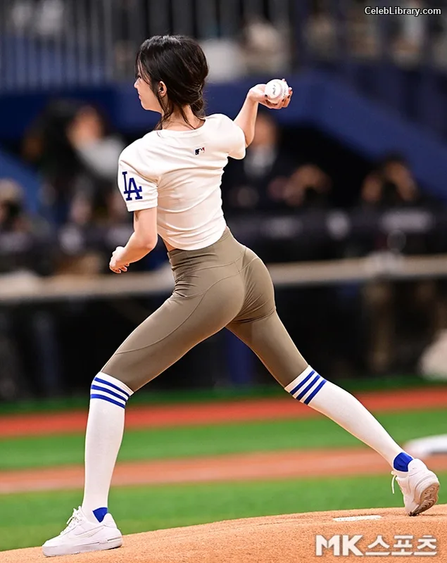 Jeon Jong-seo photo 2 of 182