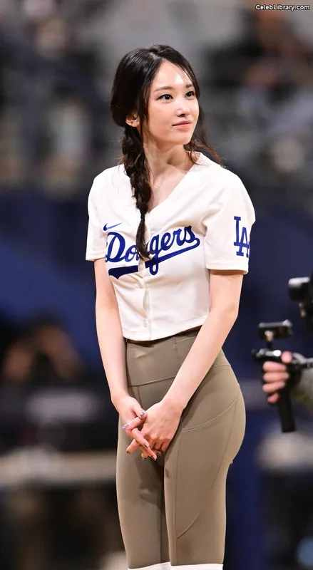 Jeon Jong-seo photo 5 of 182