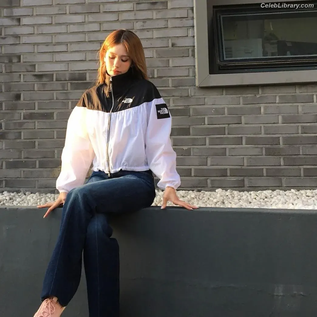 Jeon SomiENNIK SOMI photo 9 of 1234