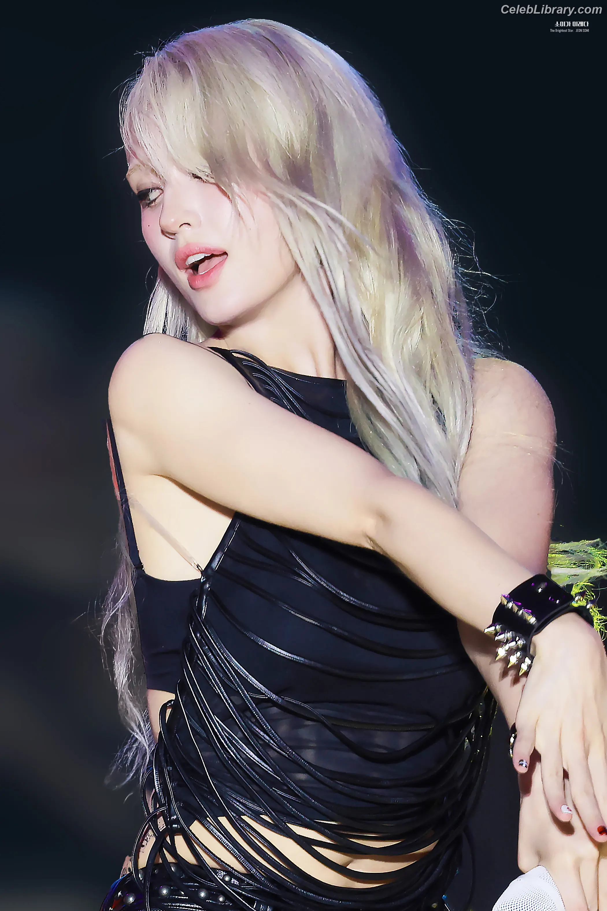 Jeon SomiENNIK SOMI photo 1 of 1234