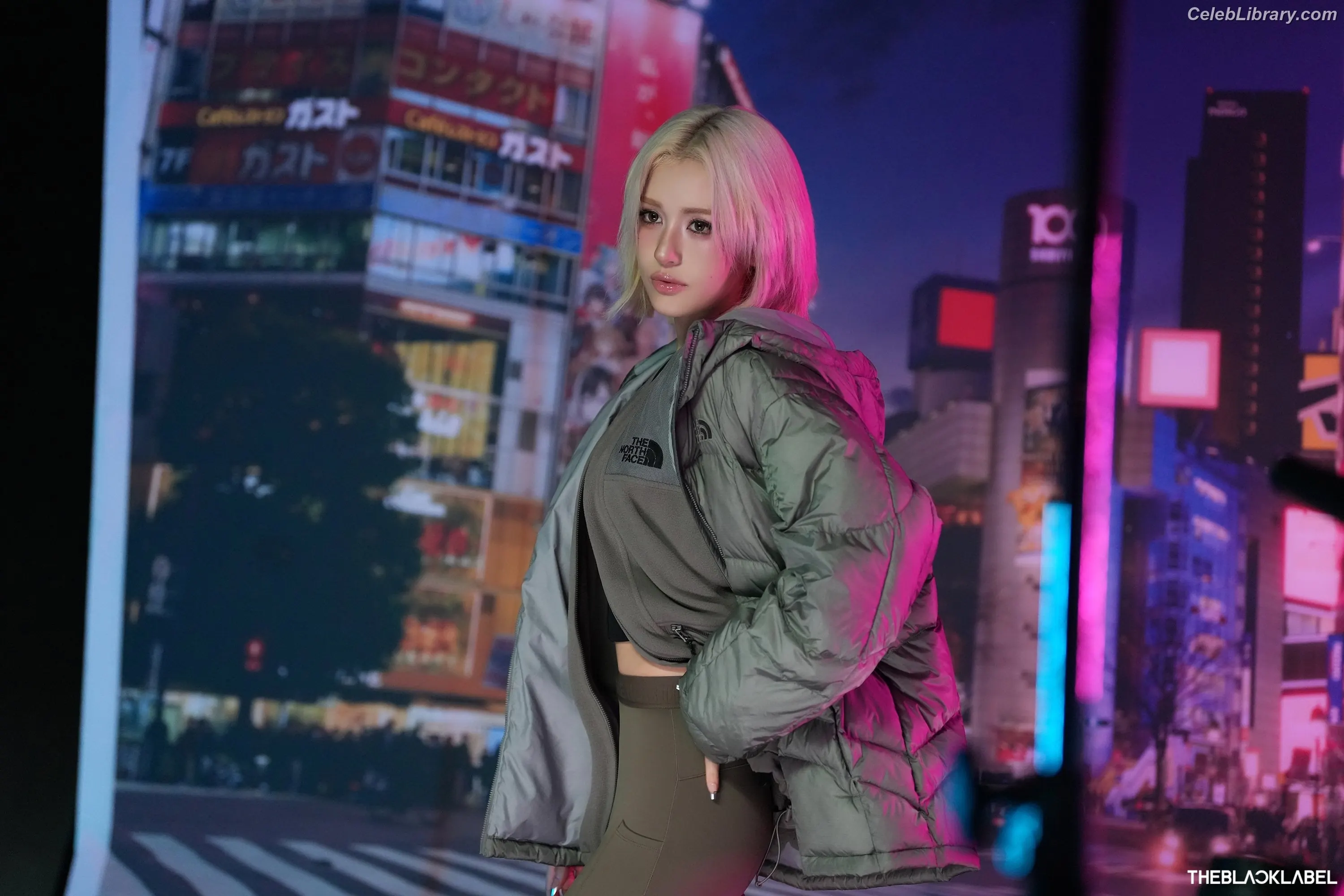 Jeon SomiENNIK SOMI photo 1 of 1234