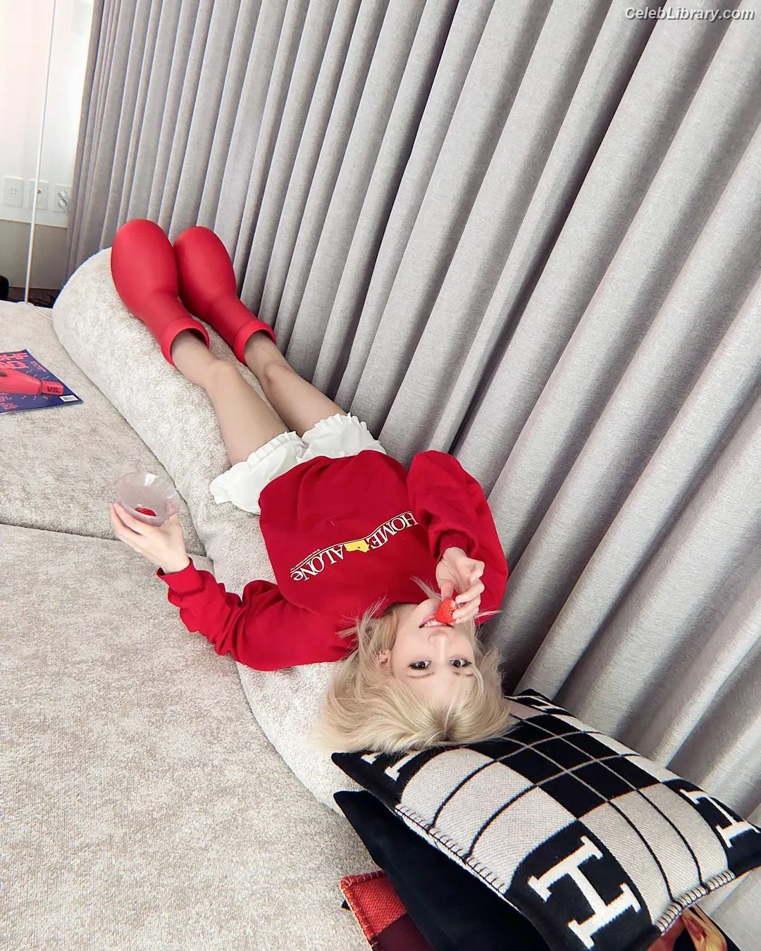 Jeon SomiENNIK SOMI photo 7 of 1234