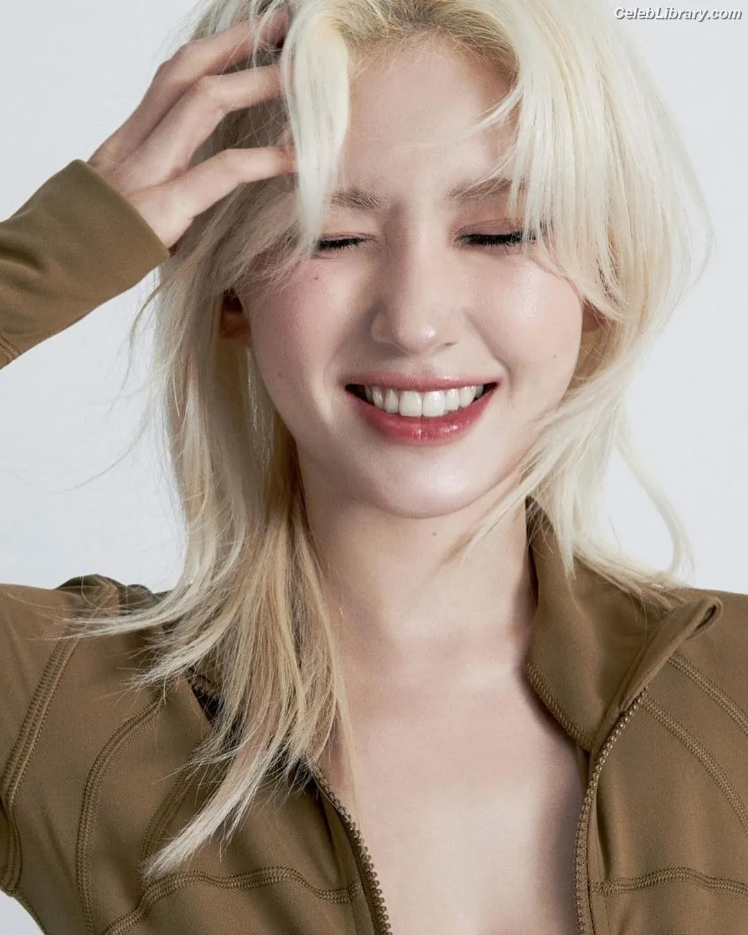 Jeon SomiENNIK SOMI photo 22 of 1234