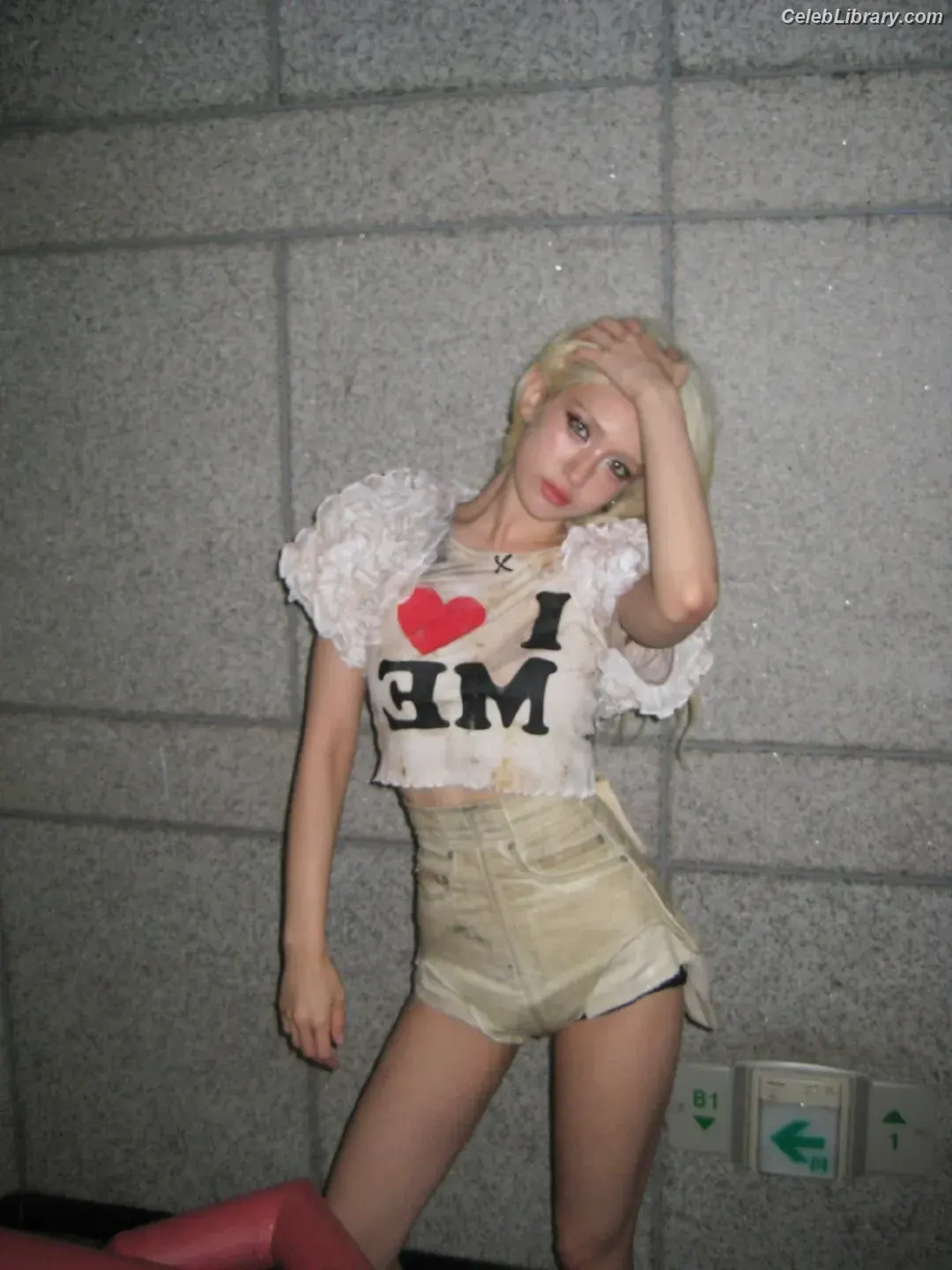 Jeon SomiENNIK SOMI photo 1 of 1234