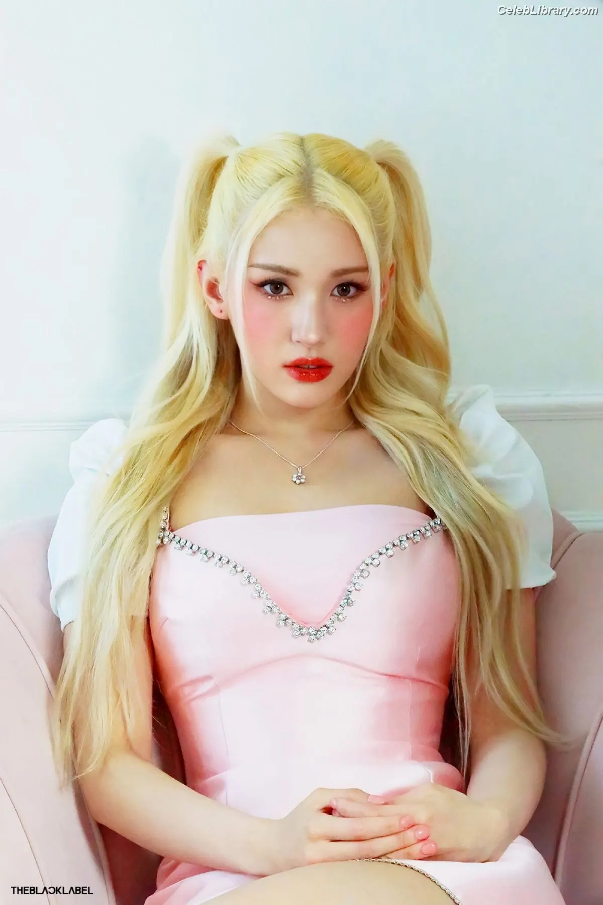 Jeon SomiENNIK SOMI photo 19 of 1234
