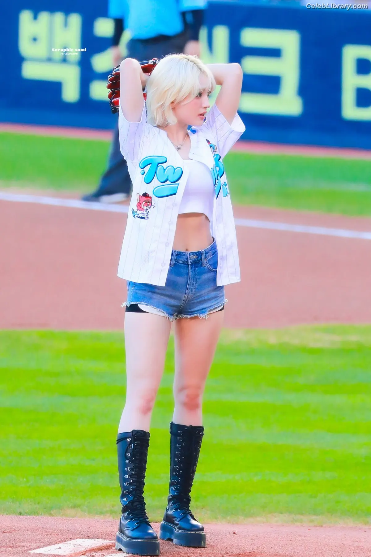 Jeon SomiENNIK SOMI photo 11 of 1234