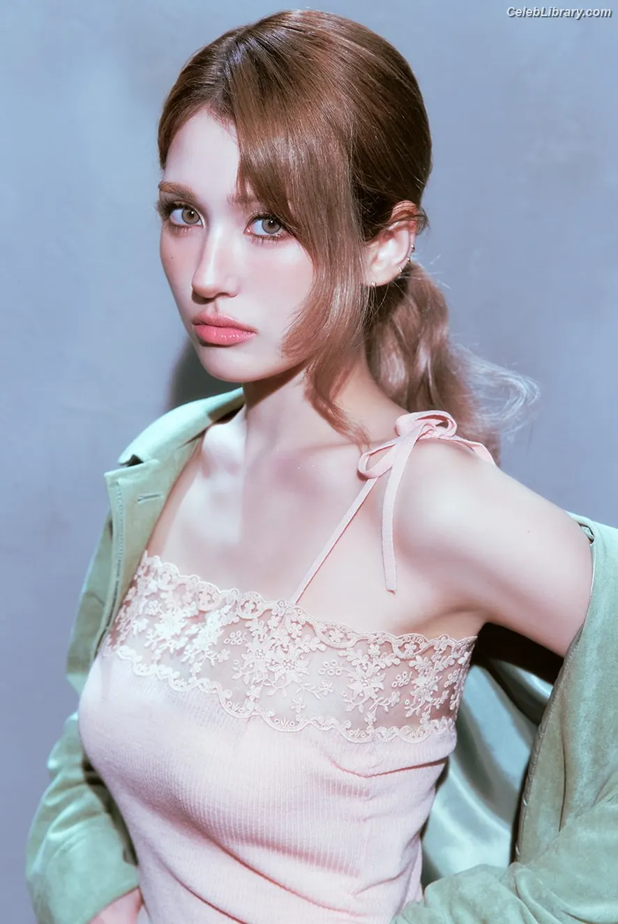 Jeon SomiENNIK SOMI photo 14 of 1234