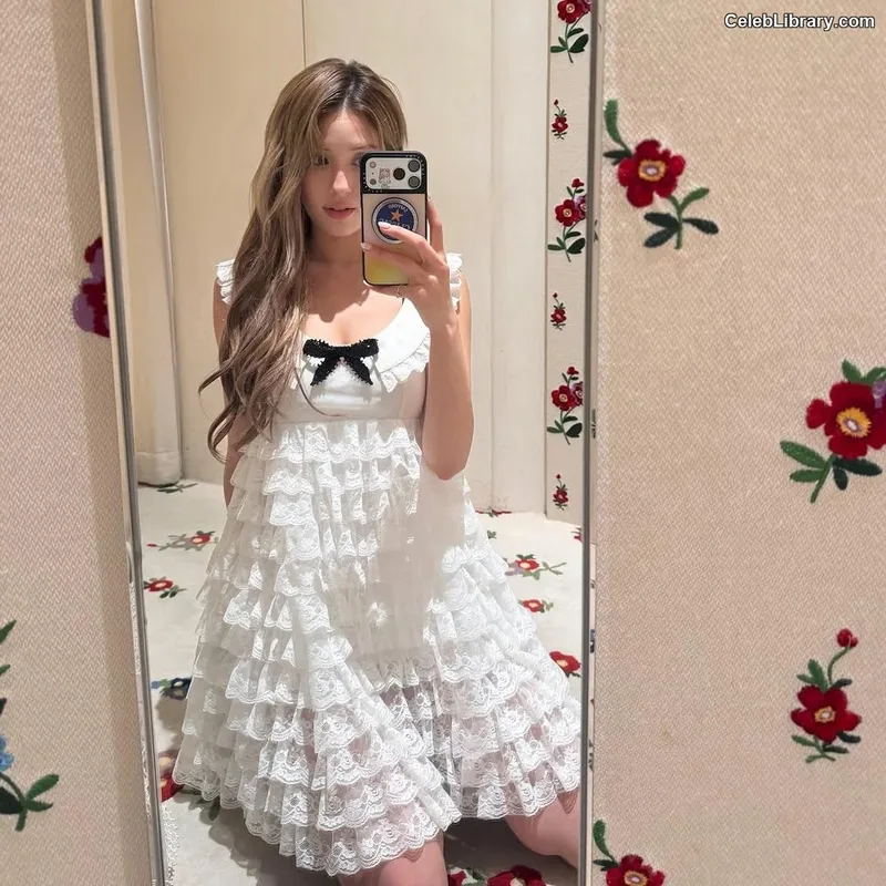 Jeon SomiENNIK SOMI photo 22 of 1235