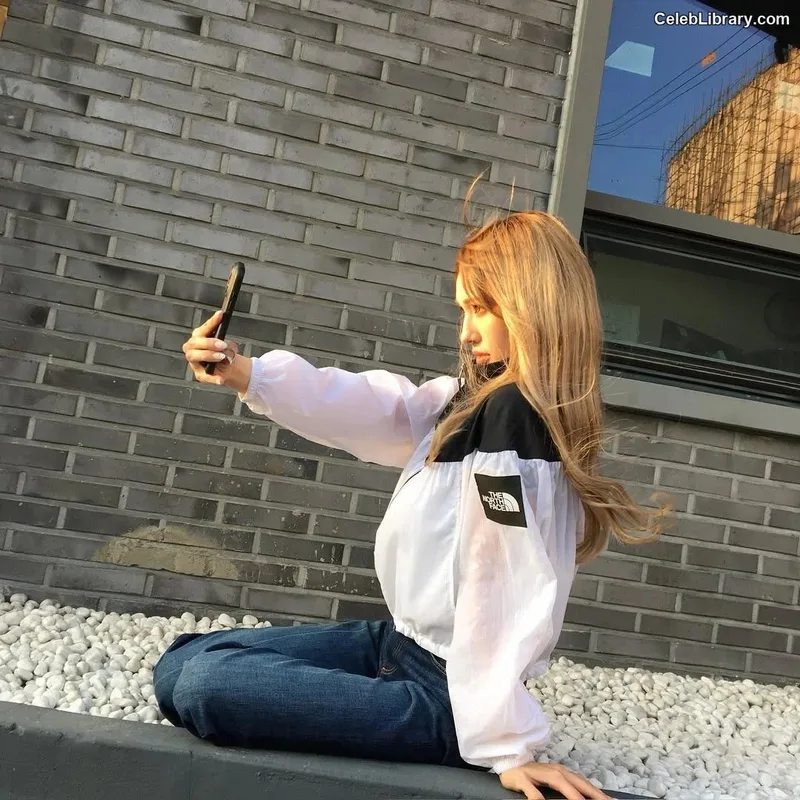 Jeon SomiENNIK SOMI photo 12 of 1235