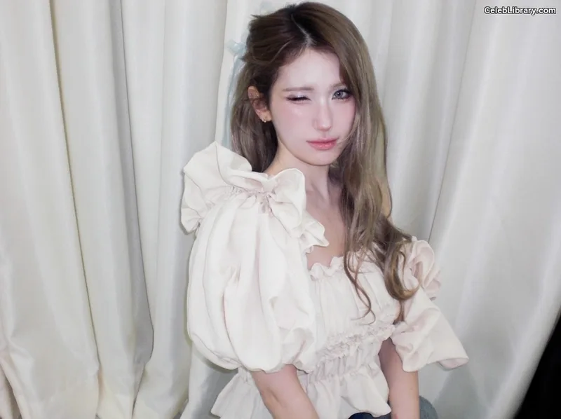 Jeon SomiENNIK SOMI photo 17 of 1235