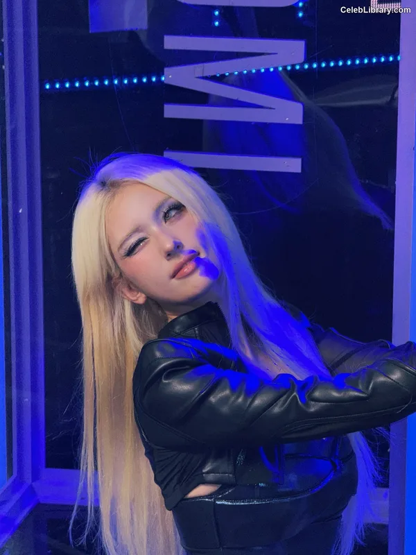 Jeon SomiENNIK SOMI photo 2 of 1235