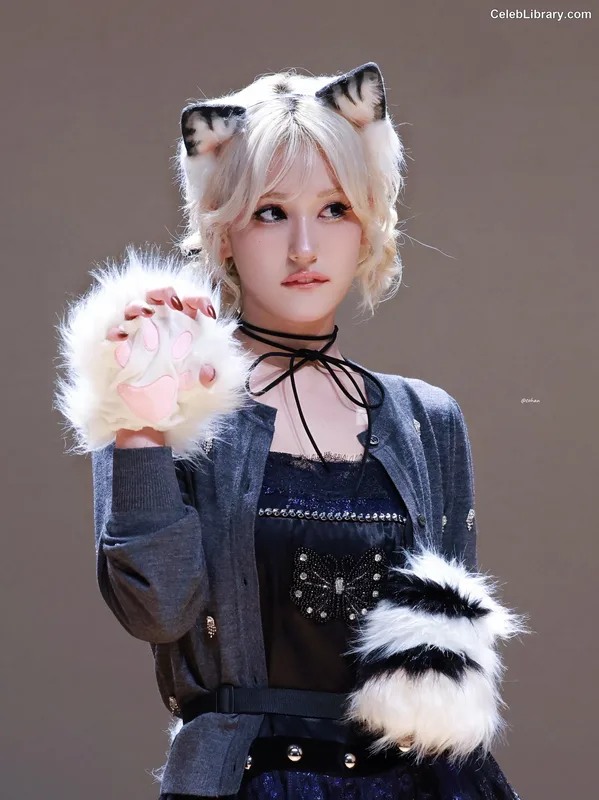 Jeon SomiENNIK SOMI photo 1 of 1235
