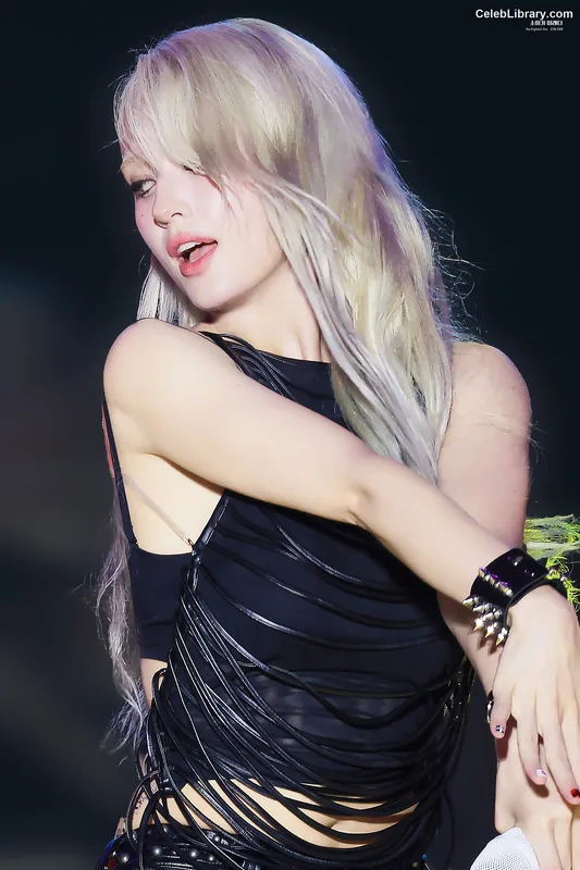 Jeon SomiENNIK SOMI photo 1 of 1235