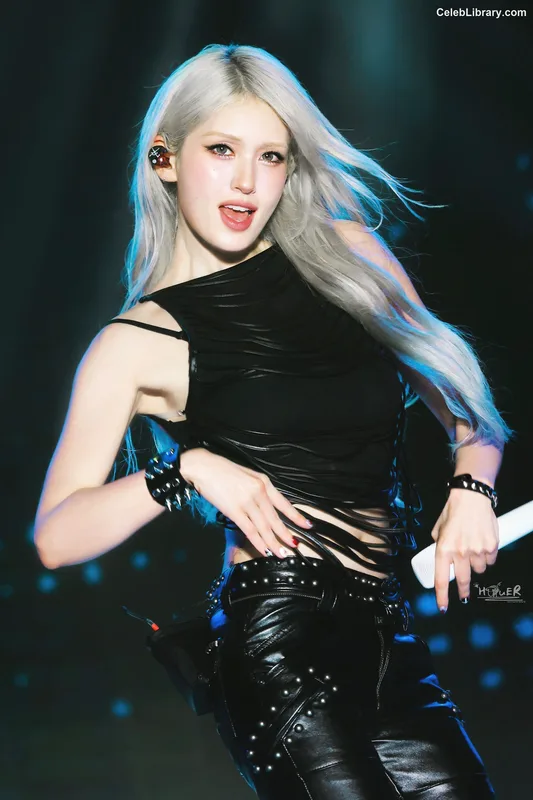 Jeon SomiENNIK SOMI photo 2 of 1235