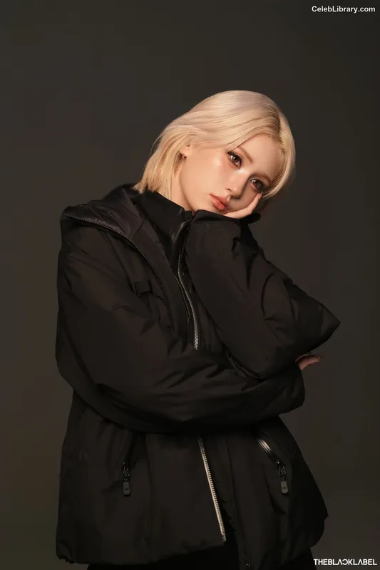 Jeon SomiENNIK SOMI photo 14 of 1235