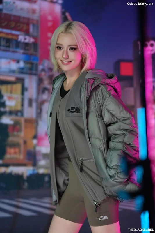 Jeon SomiENNIK SOMI photo 24 of 1235