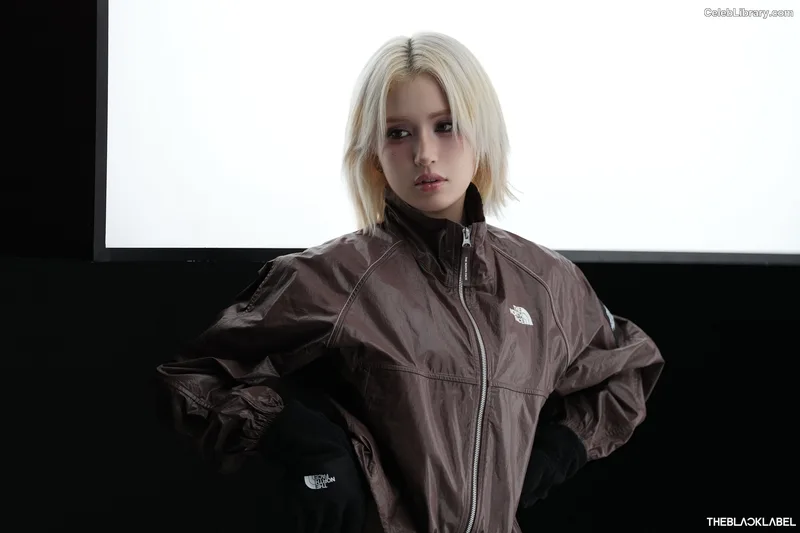 Jeon SomiENNIK SOMI photo 11 of 1235