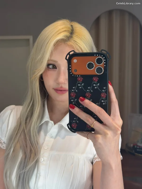 Jeon SomiENNIK SOMI photo 2 of 1235