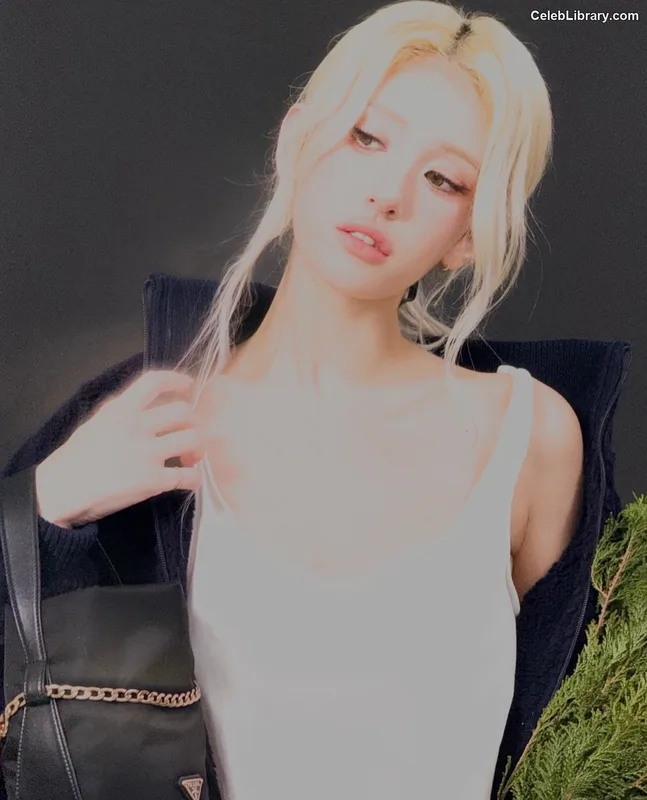 Jeon SomiENNIK SOMI photo 24 of 1235