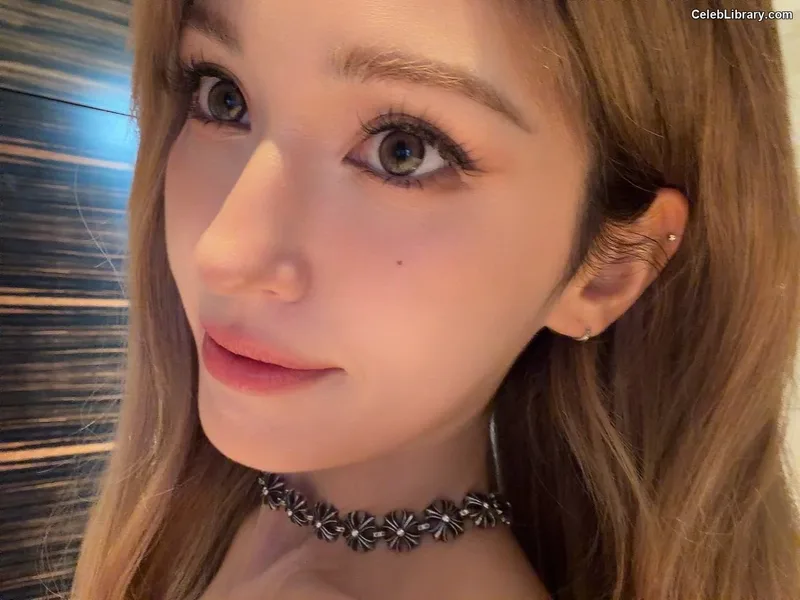 Jeon SomiENNIK SOMI photo 7 of 1235