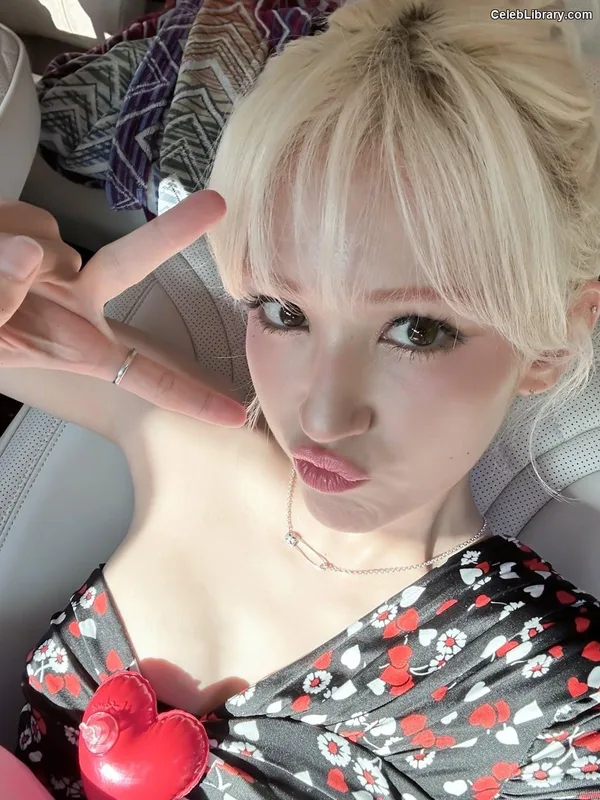 Jeon SomiENNIK SOMI photo 8 of 1235
