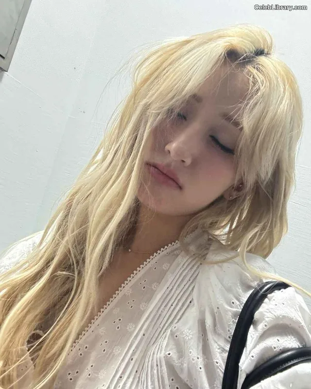 Jeon SomiENNIK SOMI photo 10 of 1235