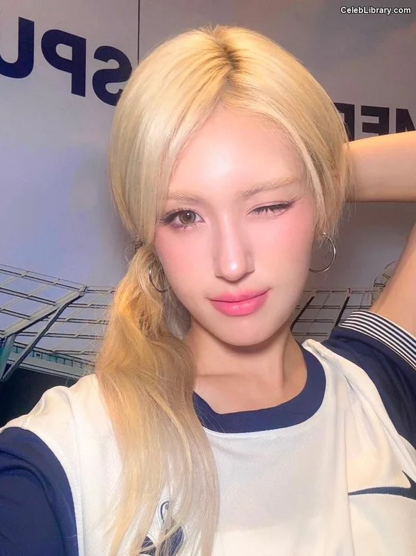 Jeon SomiENNIK SOMI photo 11 of 1235