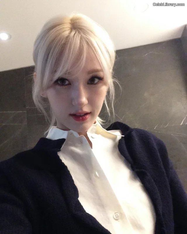 Jeon SomiENNIK SOMI photo 14 of 1235