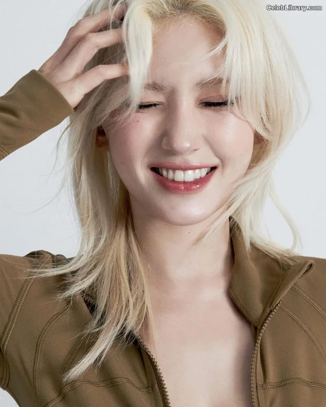 Jeon SomiENNIK SOMI photo 22 of 1235