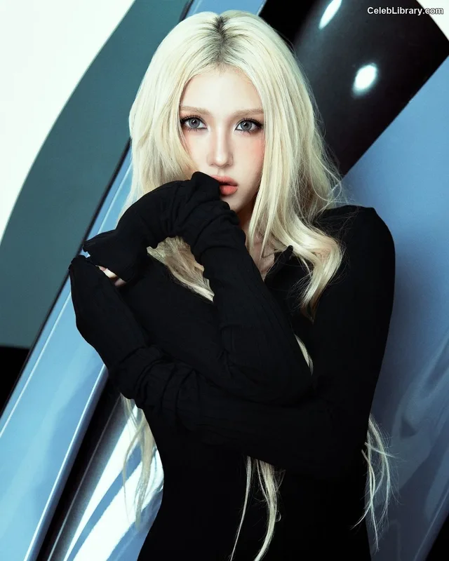 Jeon SomiENNIK SOMI photo 14 of 1235