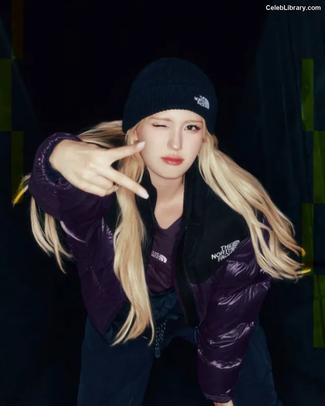 Jeon SomiENNIK SOMI photo 12 of 1235