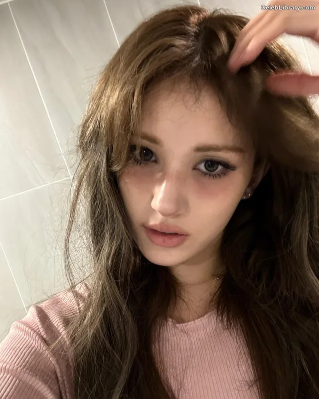 Jeon SomiENNIK SOMI photo 2 of 1235