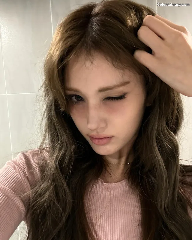 Jeon SomiENNIK SOMI photo 4 of 1235