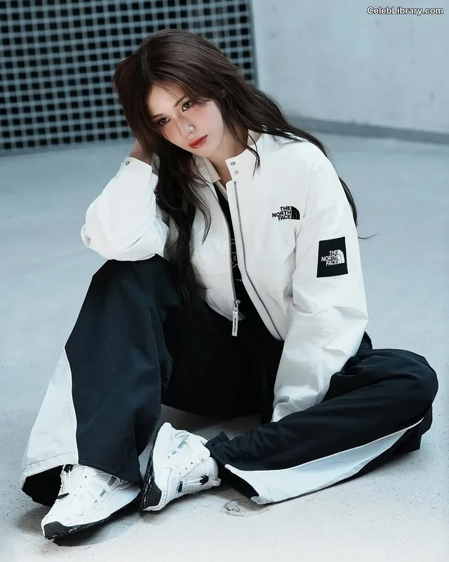 Jeon SomiENNIK SOMI photo 16 of 1235