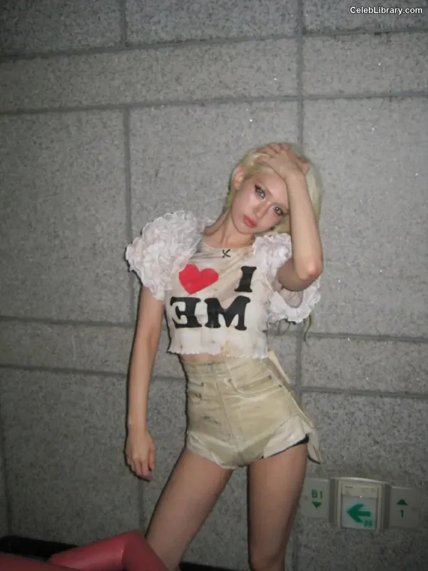 Jeon SomiENNIK SOMI photo 1 of 1235