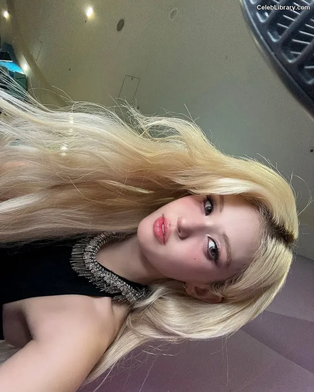 Jeon SomiENNIK SOMI photo 4 of 1235