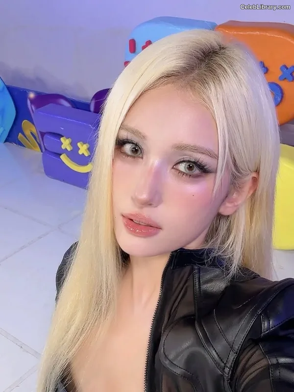 Jeon SomiENNIK SOMI photo 13 of 1235
