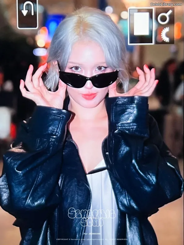 Jeon SomiENNIK SOMI photo 1 of 1235