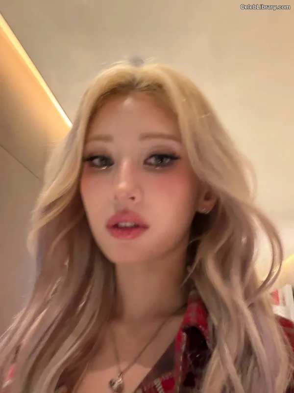 Jeon SomiENNIK SOMI photo 2 of 1235