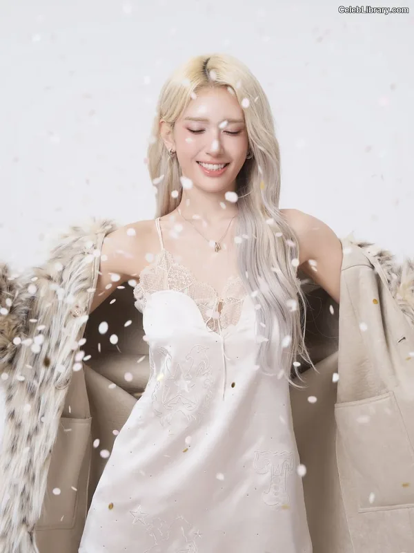 Jeon SomiENNIK SOMI photo 20 of 1235