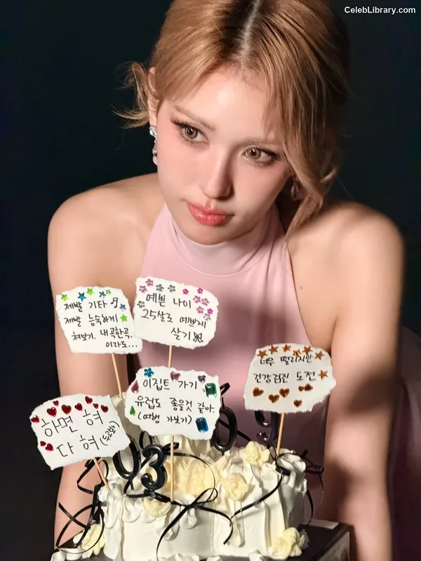 Jeon SomiENNIK SOMI photo 1 of 1235