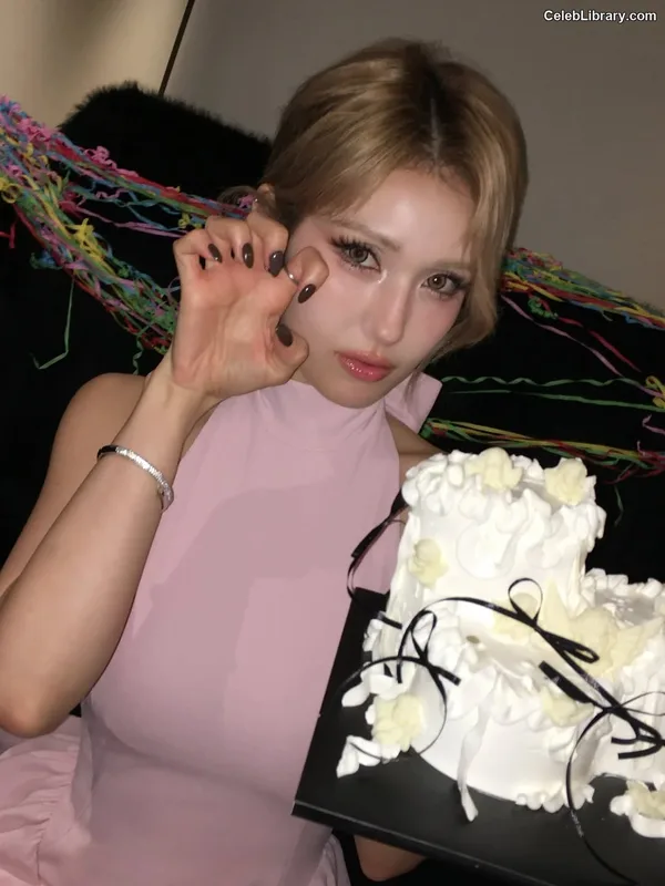 Jeon SomiENNIK SOMI photo 6 of 1235