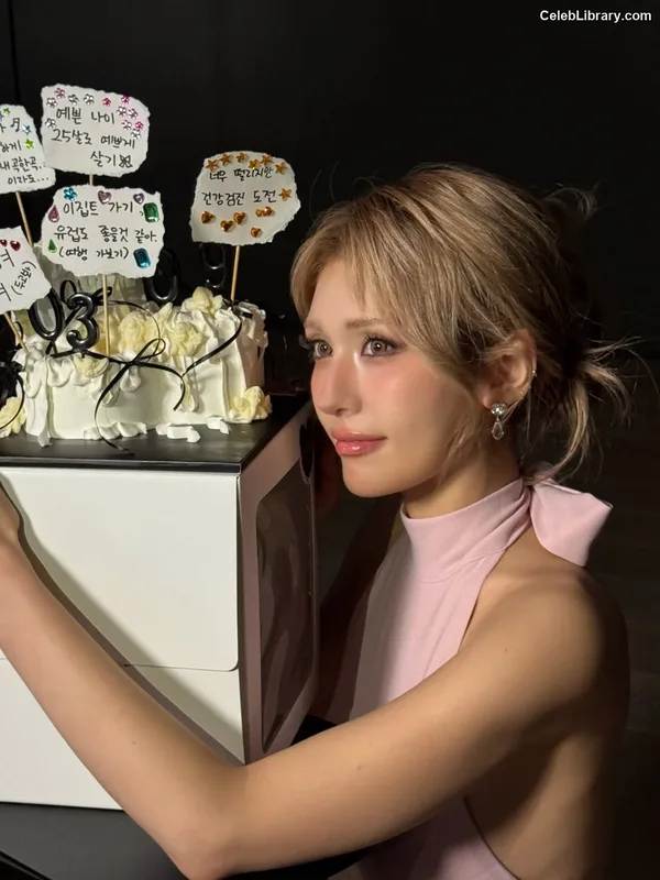 Jeon SomiENNIK SOMI photo 10 of 1235