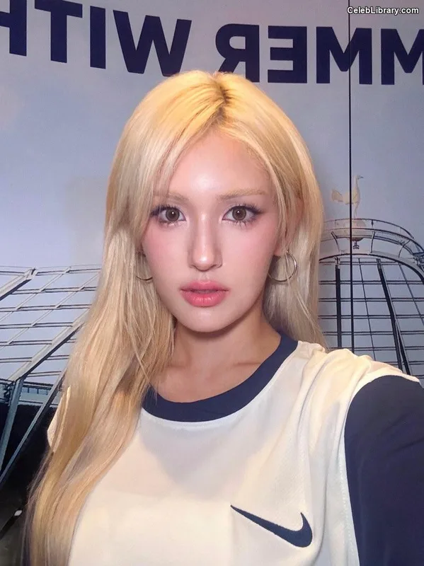 Jeon SomiENNIK SOMI photo 20 of 1235