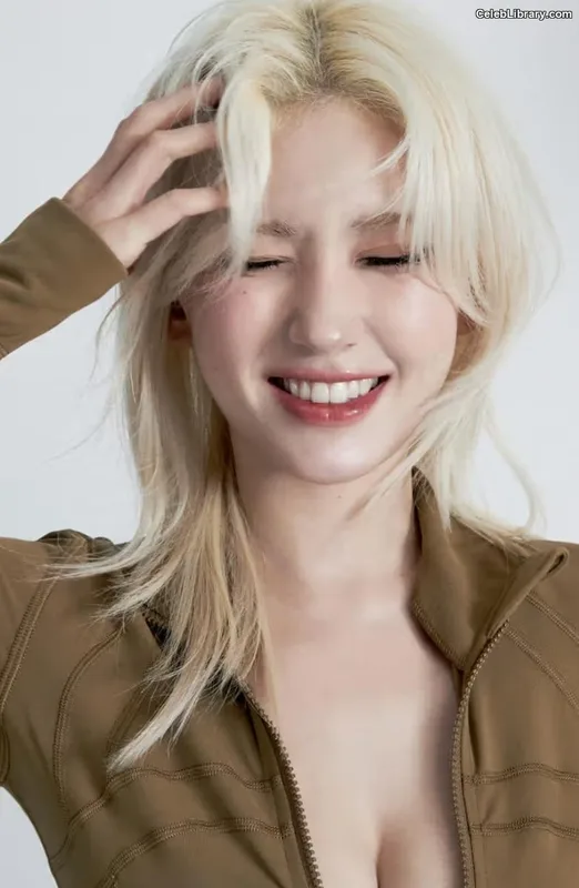 Jeon SomiENNIK SOMI photo 13 of 1235